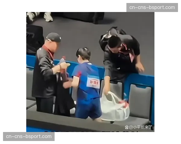 比赛因球迷医疗紧急情况暂停，双方队医进场协助